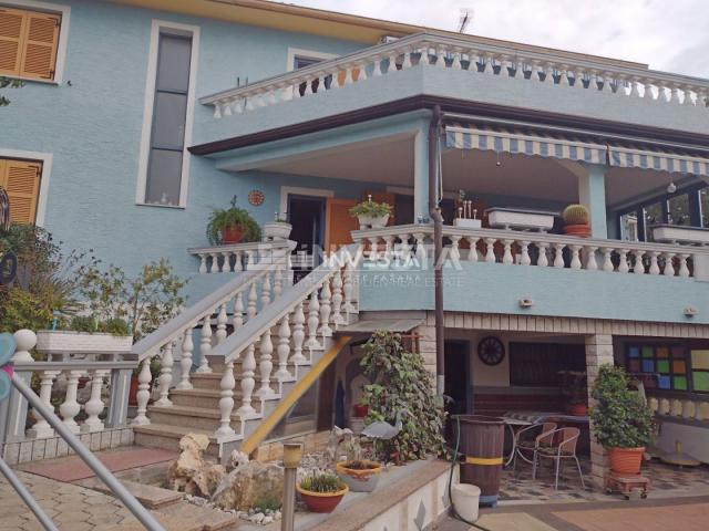 Poreč area, Detached family house with 4 residential units