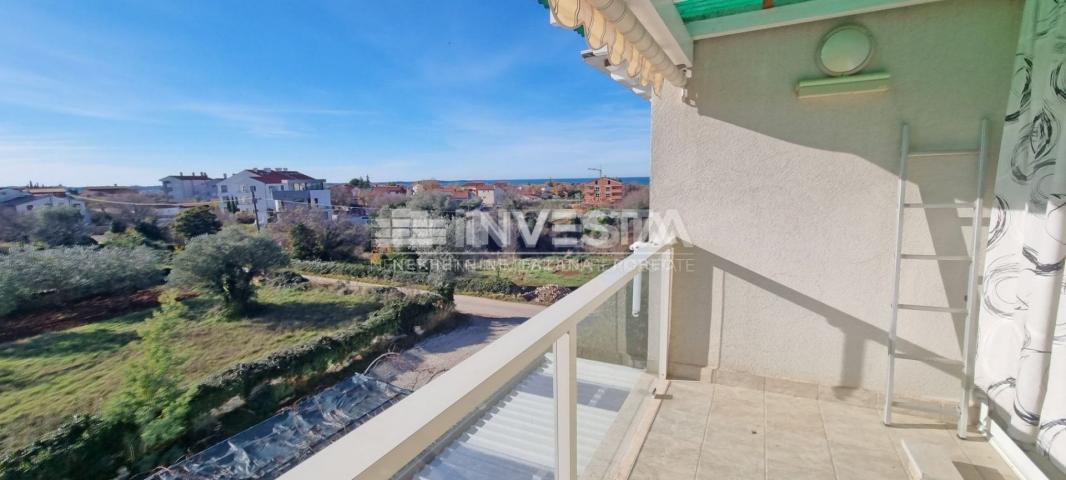 Peroj, geräumige Einzimmerwohnung mit Terrasse und Meerblick