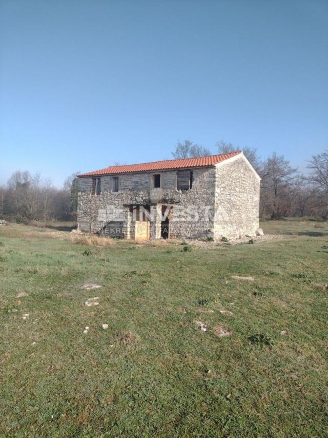 Gegend von Poreč, altes istrisches Haus mit einem Grundstück von 52.800 m2