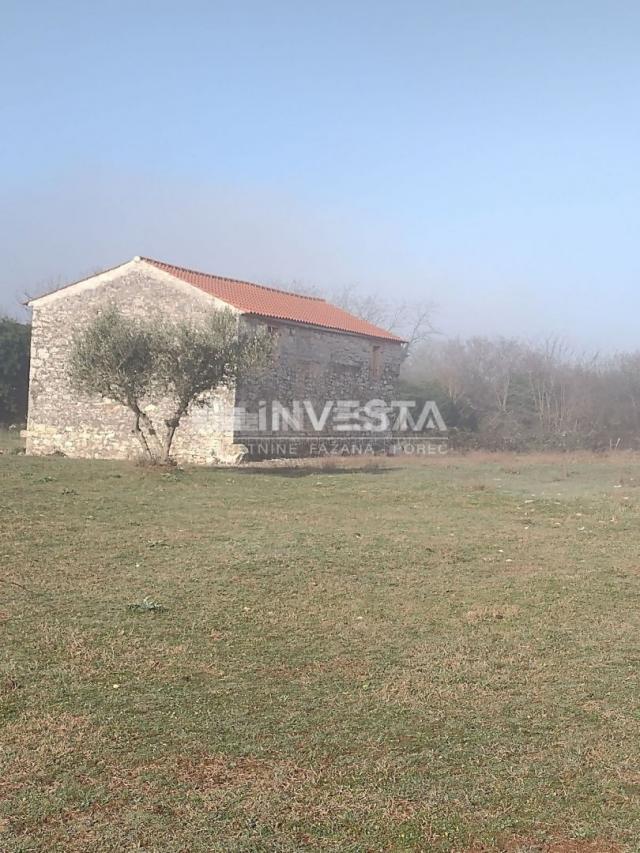 Gegend von Poreč, altes istrisches Haus mit einem Grundstück von 52.800 m2