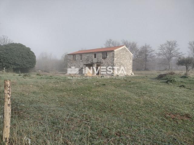 Gegend von Poreč, altes istrisches Haus mit einem Grundstück von 52.800 m2