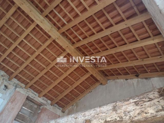 Poreč area, old Istrian house with a property of 52,800 m2