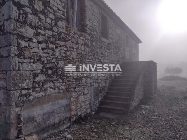 Poreč area, old Istrian house with a property of 52,800 m2