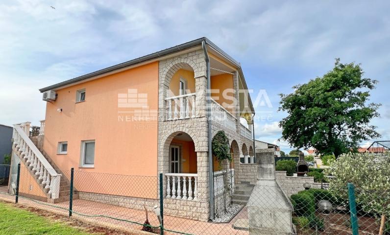 Kroatien, Istrien, Pula, Štinjan, Haus mit 2 Apartments und Garten, 1 km vom Meer entfernt