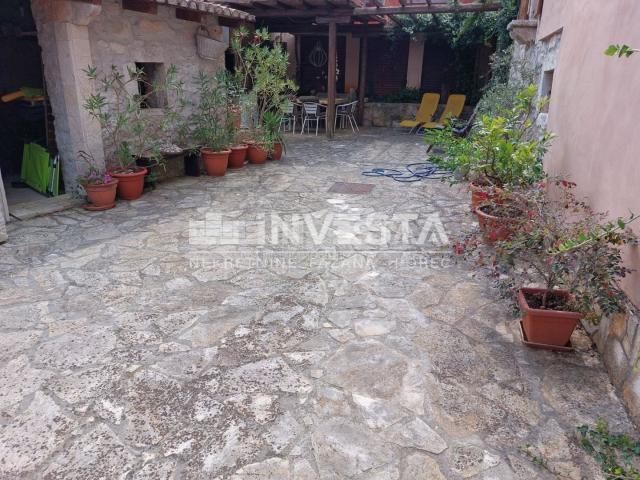 Poreč area, renovated autochthonous Istrian house with 3 apartments