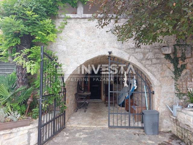 Poreč area, renovated autochthonous Istrian house with 3 apartments