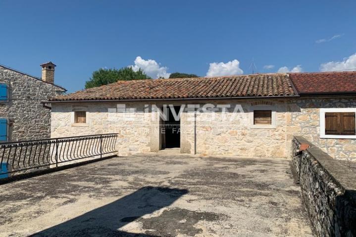 Vrsar area, stone Istrian house with yard and garage