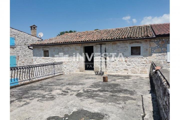 Vrsar area, stone Istrian house with yard and garage