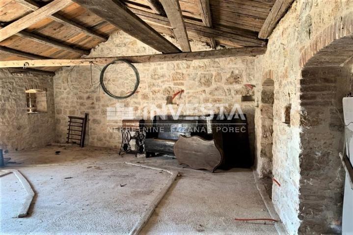 Vrsar area, stone Istrian house with yard and garage