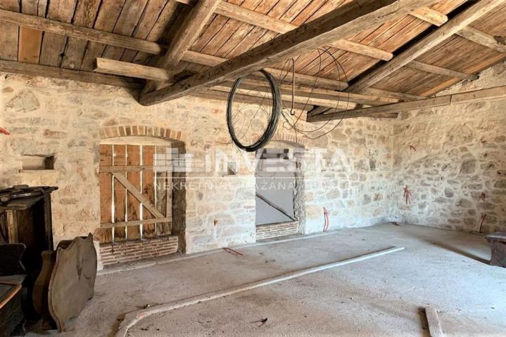 Vrsar area, stone Istrian house with yard and garage