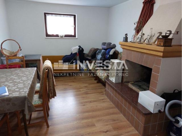 Poreč, spacious house in a great location with a sea view, 3 apartments