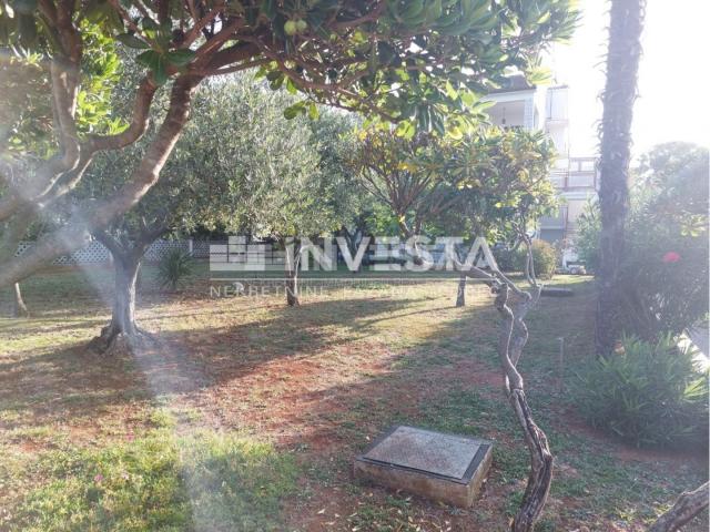 Poreč, spacious house in a great location with a sea view, 3 apartments