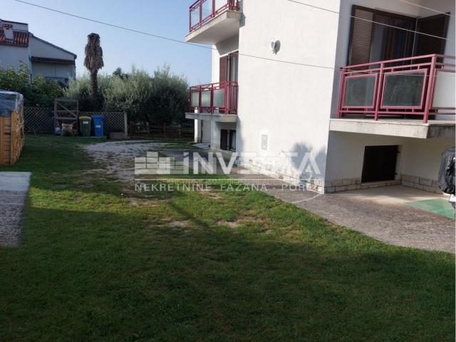 Poreč, spacious house in a great location with a sea view, 3 apartments