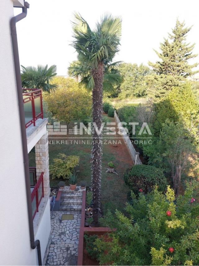 Poreč, geräumiges Haus in toller Lage mit Meerblick, 3 Wohnungen