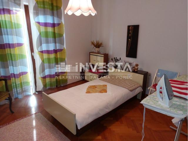 Poreč, spacious house in a great location with a sea view, 3 apartments