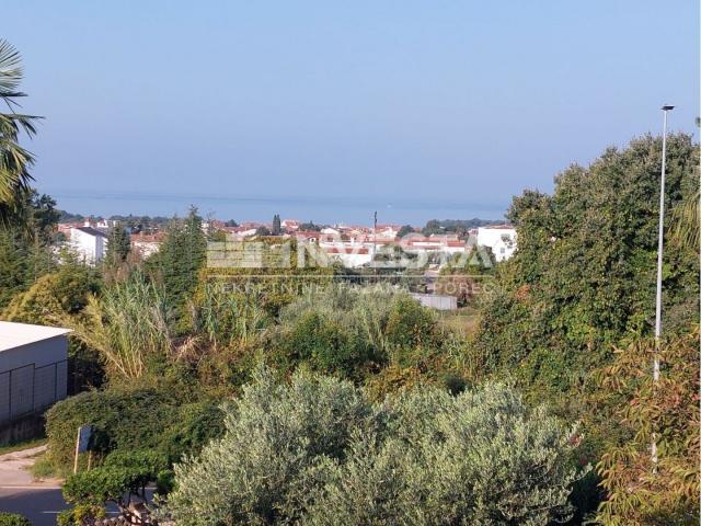 Poreč, prostrana kuća na odličnoj lokaciji s pogledom na more, 3 stana