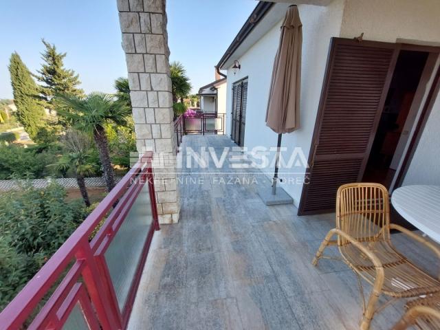 Poreč, spacious house in a great location with a sea view, 3 apartments