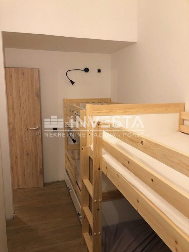 Červar-Porat, renovierte Zweizimmerwohnung mit Galerie in Meeresnähe