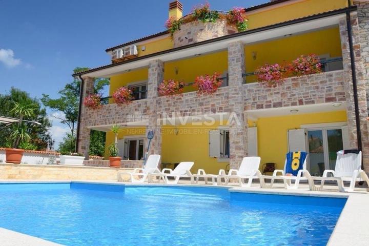 Poreč area, beautiful detached house with swimming pool and 4 residential units