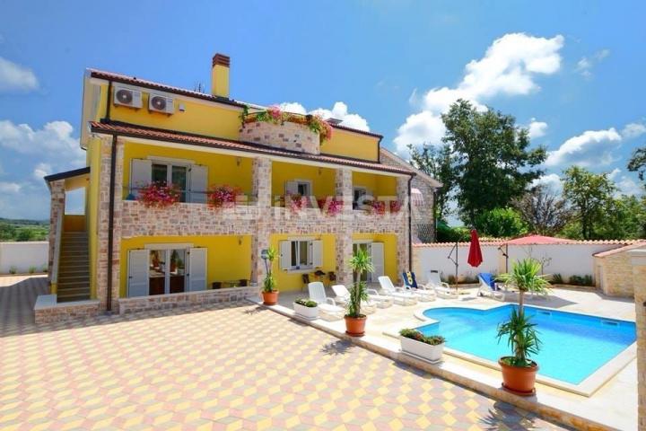 Poreč area, beautiful detached house with swimming pool and 4 residential units