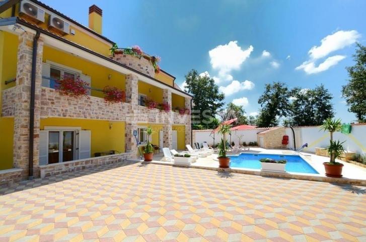 Poreč area, beautiful detached house with swimming pool and 4 residential units