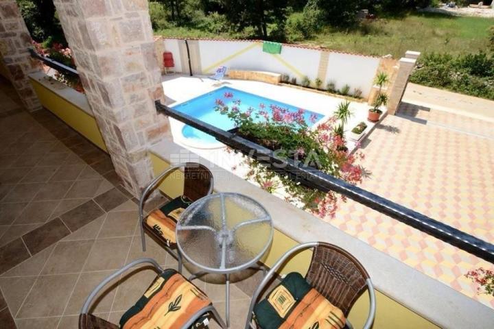 Poreč-Bereich, schönes Einfamilienhaus mit Swimmingpool und 4 Wohneinheiten