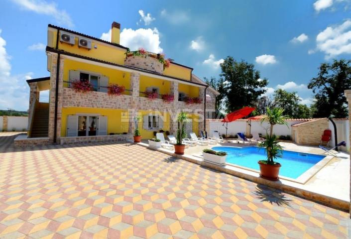 Poreč area, beautiful detached house with swimming pool and 4 residential units