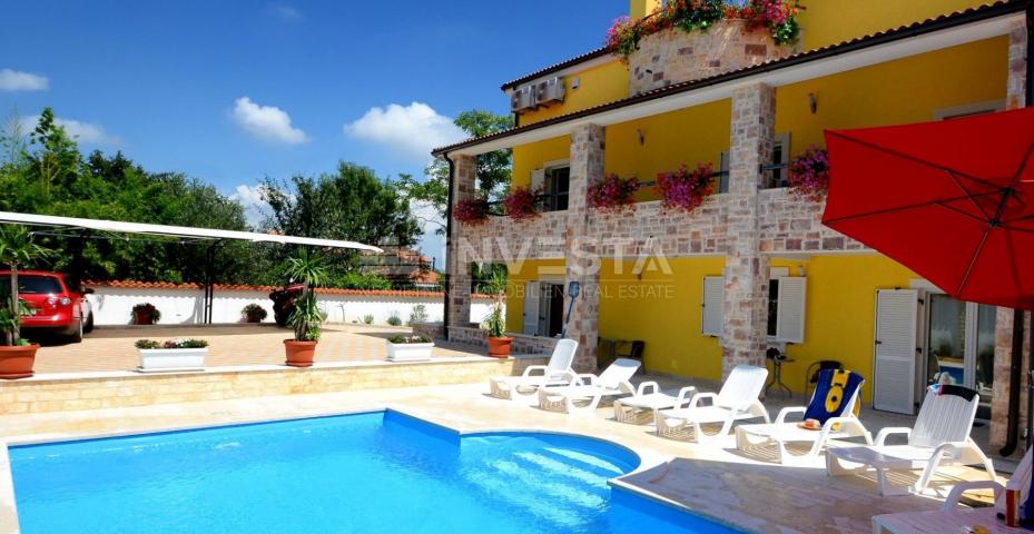 Poreč area, beautiful detached house with swimming pool and 4 residential units