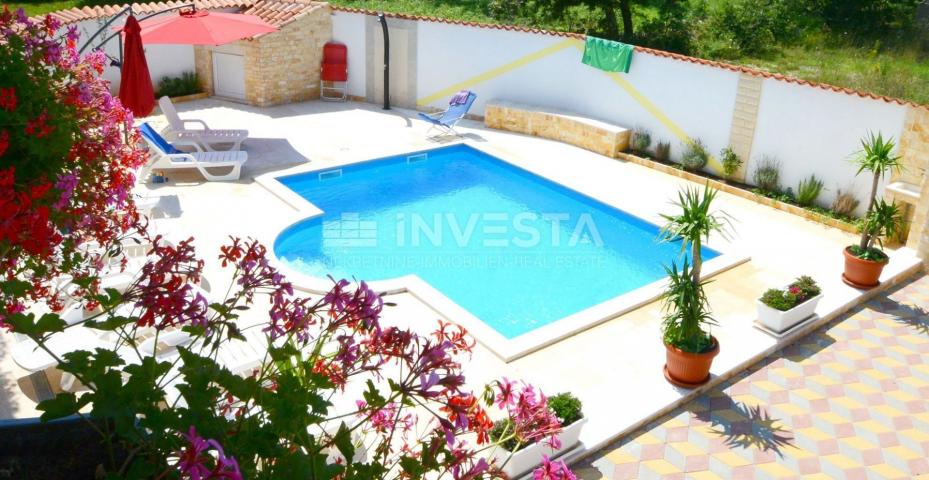 Poreč area, beautiful detached house with swimming pool and 4 residential units