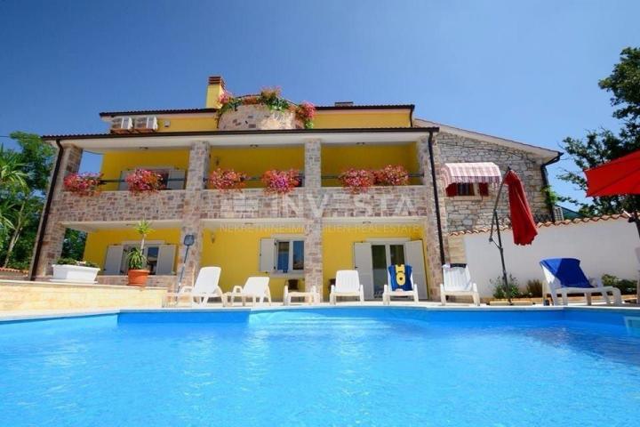 Poreč area, beautiful detached house with swimming pool and 4 residential units