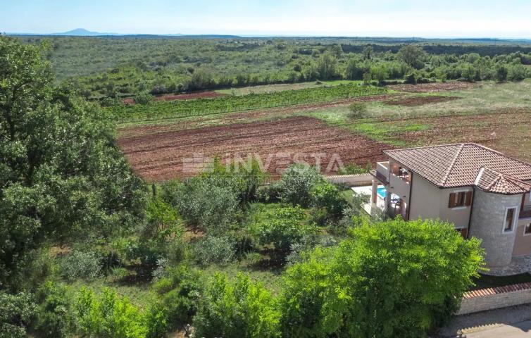 Okolica Vodnjana, lijepo uređena vila s bazenom i garažom, 3SS