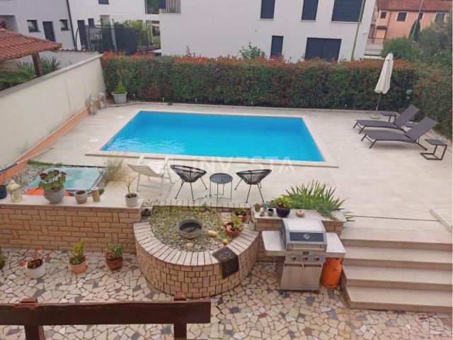 Poreč, Haus mit 4 Wohnungen und Pool, Meerblick, TOP-Lage