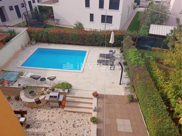 Poreč, Haus mit 4 Wohnungen und Pool, Meerblick, TOP-Lage