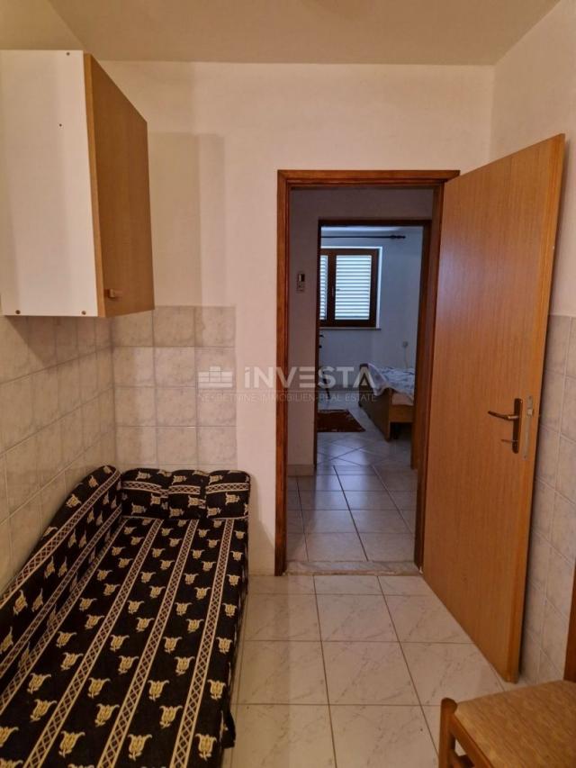 Pula, detached family house with 4 apartments and a spacious garden