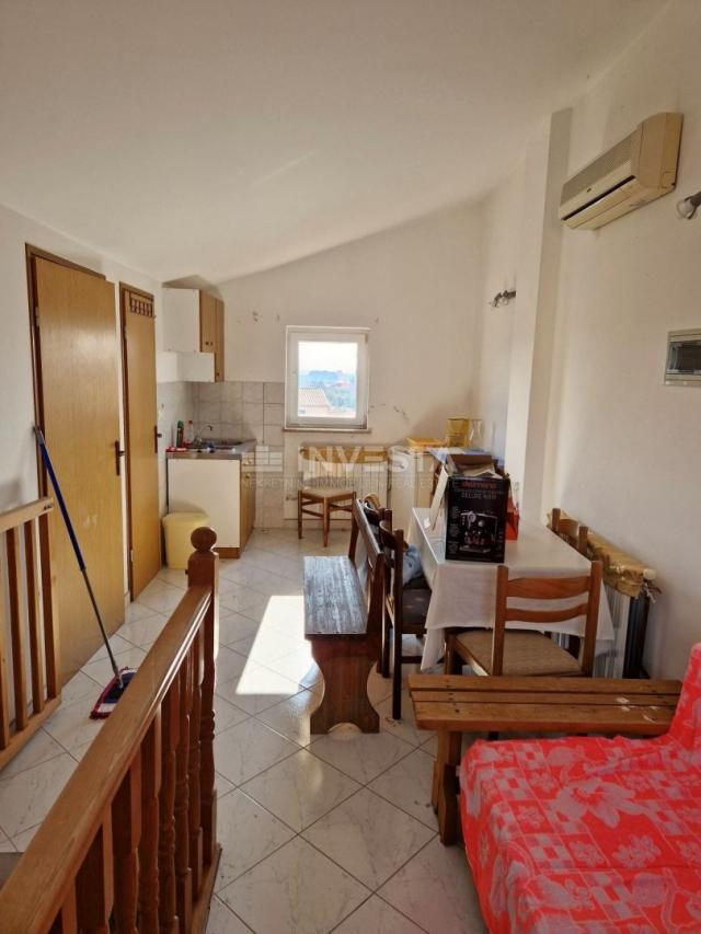 Pula, detached family house with 4 apartments and a spacious garden