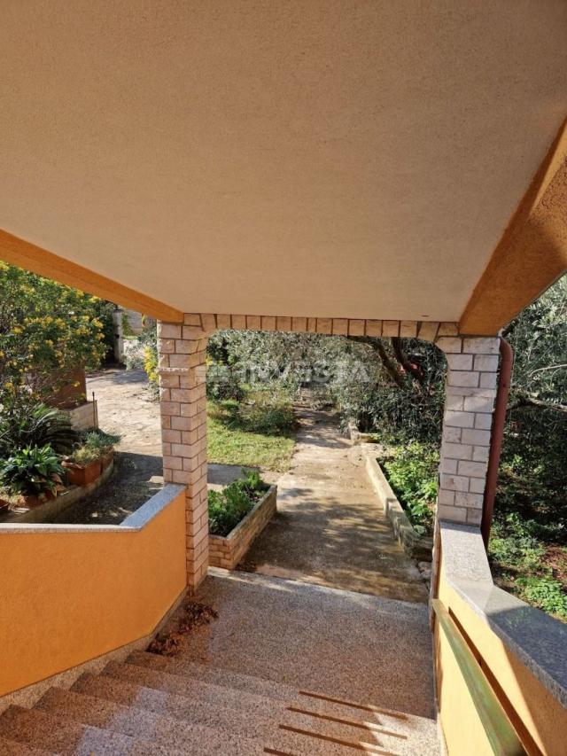 Pula, detached family house with 4 apartments and a spacious garden