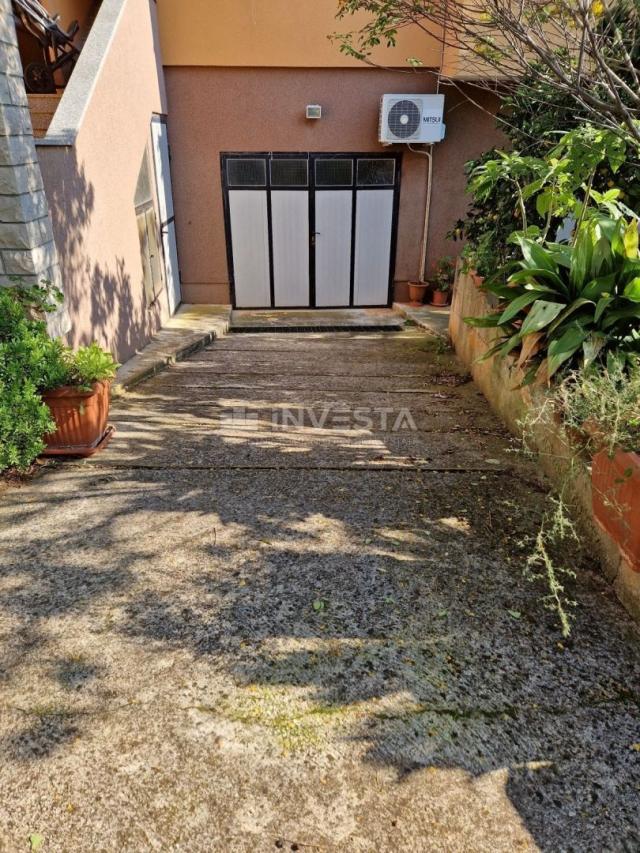 Pula, detached family house with 4 apartments and a spacious garden