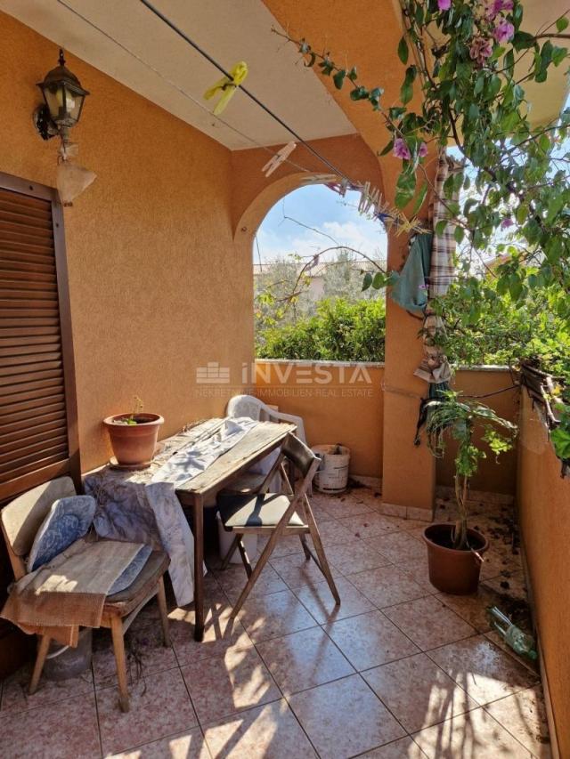 Pula, detached family house with 4 apartments and a spacious garden