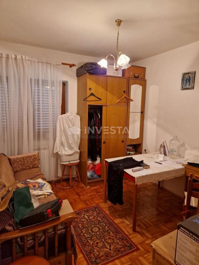 Pula, detached family house with 4 apartments and a spacious garden