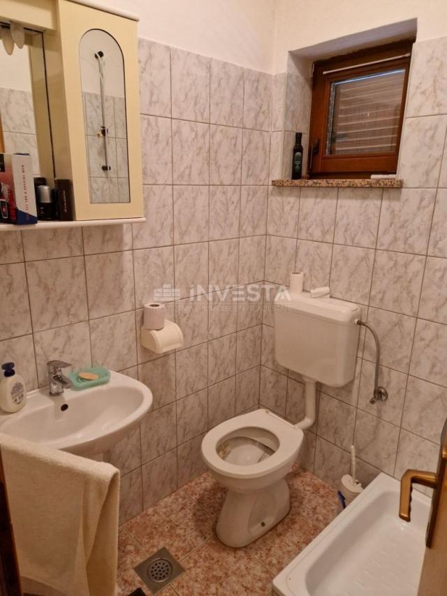 Pula, detached family house with 4 apartments and a spacious garden