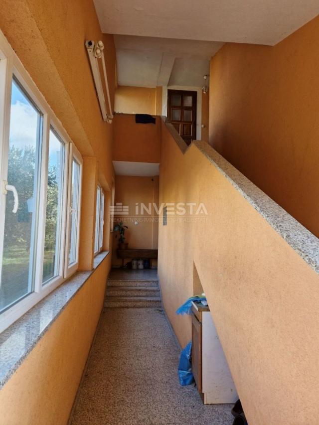 Pula, detached family house with 4 apartments and a spacious garden