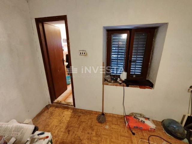 Pula, Šijana, apartment for renovation of 39 m2 with 128 m2 yard