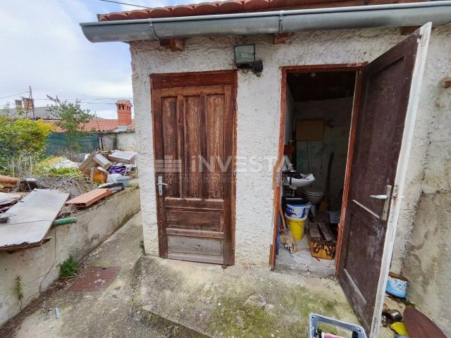 Pula, Šijana, apartment for renovation of 39 m2 with 128 m2 yard