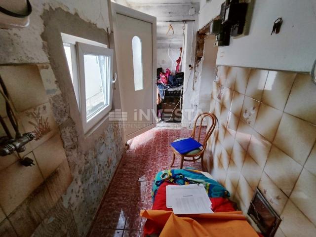 Pula, Šijana, apartment for renovation of 39 m2 with 128 m2 yard