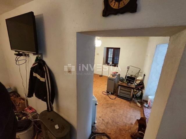 Pula, Šijana, apartment for renovation of 39 m2 with 128 m2 yard