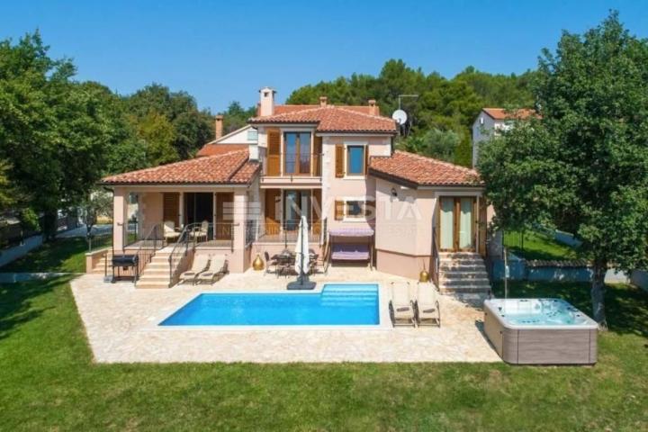 Poreč-Bereich, traditionelle Villa mit Swimmingpool und wunderschönem Garten