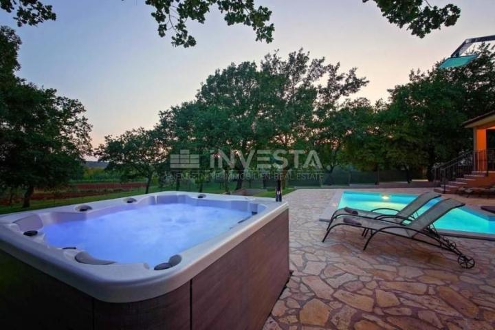 Poreč area, traditional villa with swimming pool and beautiful garden