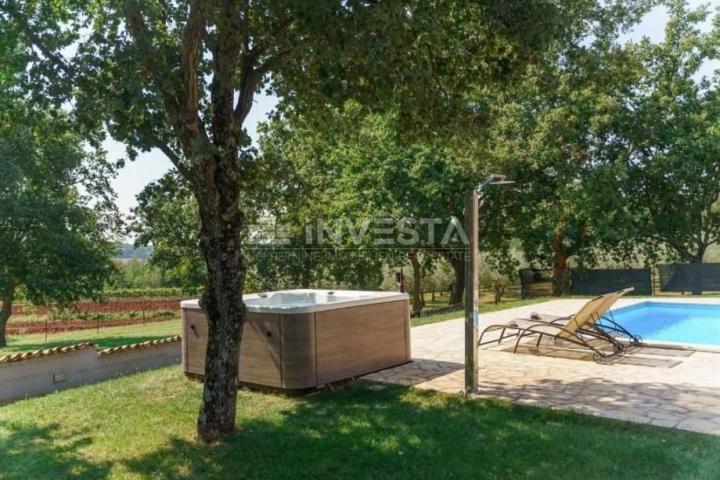 Poreč area, traditional villa with swimming pool and beautiful garden