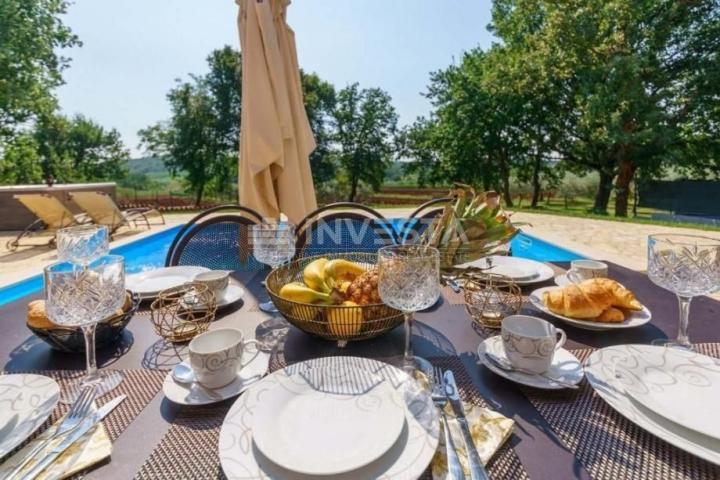 Poreč area, traditional villa with swimming pool and beautiful garden