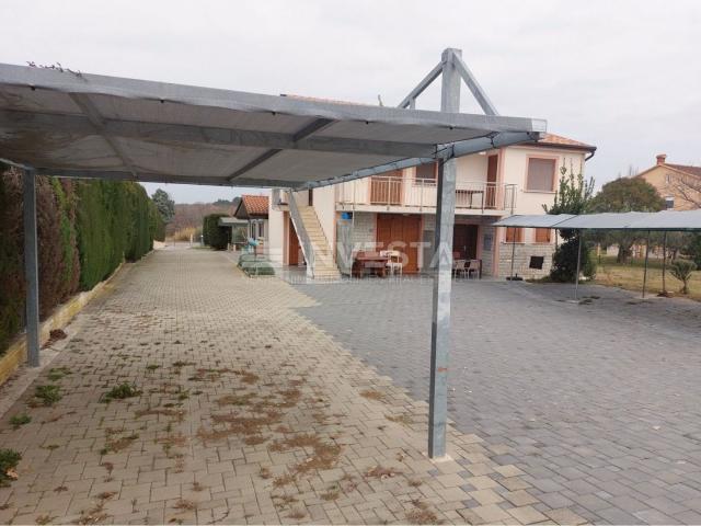 Poreč area, 2 houses with several residential units, spacious garden